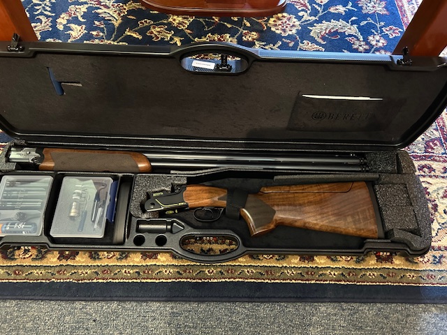 Beretta "NEW" 694 Black DLC 12ga. 32" Sporting Clays gun.